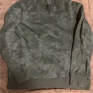 Izod Men's black gray, navy Camouflage Crewneck Sweater